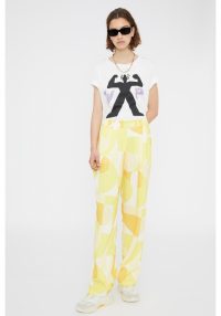 pantalon-largo-de-traje-con-pinzas-y-estampado-geometrico-amarillo (2)