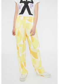 pantalon-largo-de-traje-con-pinzas-y-estampado-geometrico-amarillo (3)